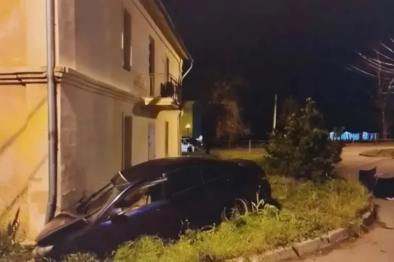 В Хабаровске водитель погиб при столкновении с кроссовером