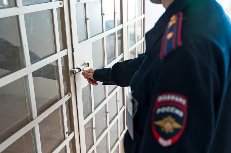 В Хабаровске мужчина избил сожительницу шваброй и попал под уголовное дело