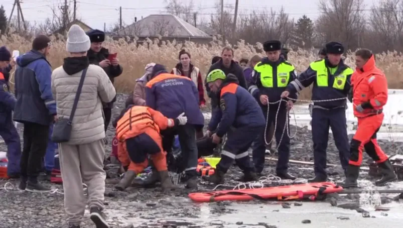 В Хабаровском районе под лёд провалились мать и двое детей, дети погибли