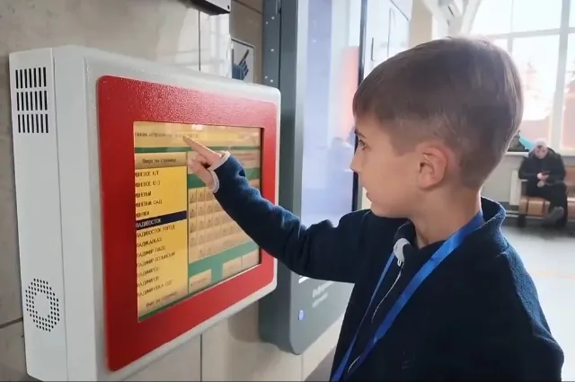 В Хабаровске детей с инвалидностью провели по вокзалу