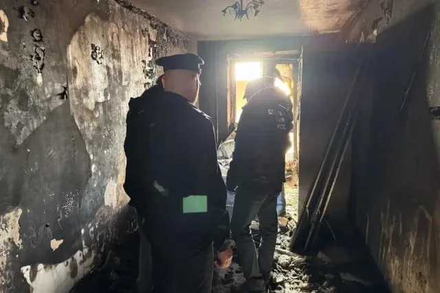 Демешин наградил комсомольчанина, спасшего двух девочек из огня