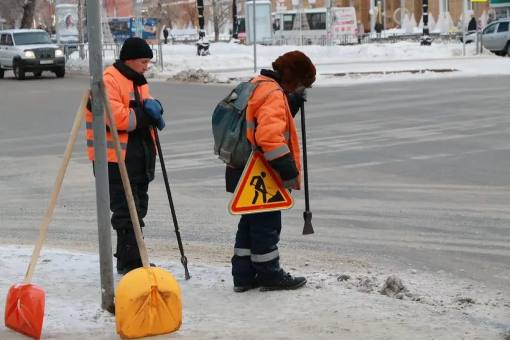 В Хабаровске пересмотрят правила уборки тротуаров от снега и наледи