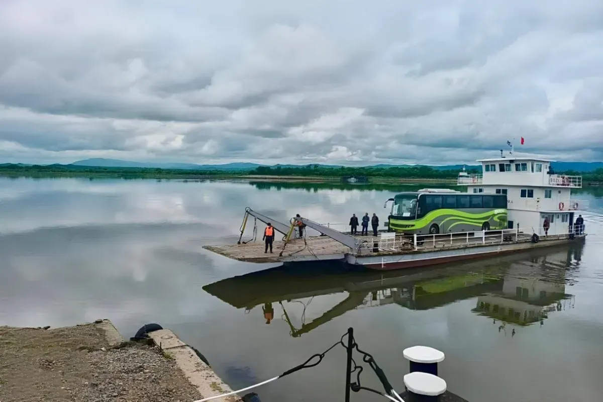 Китайский паром сломался при переправе через пункт пропуска «Покровка — Жаохэ»