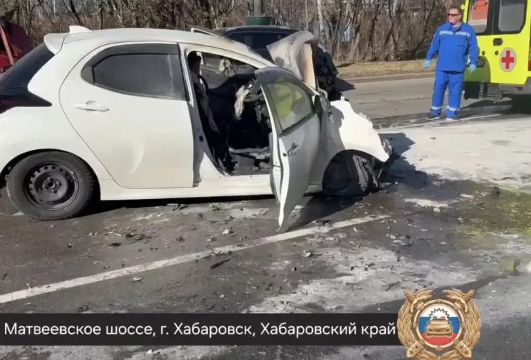 В Хабаровске три человека пострадали в ДТП с возгоранием авто
